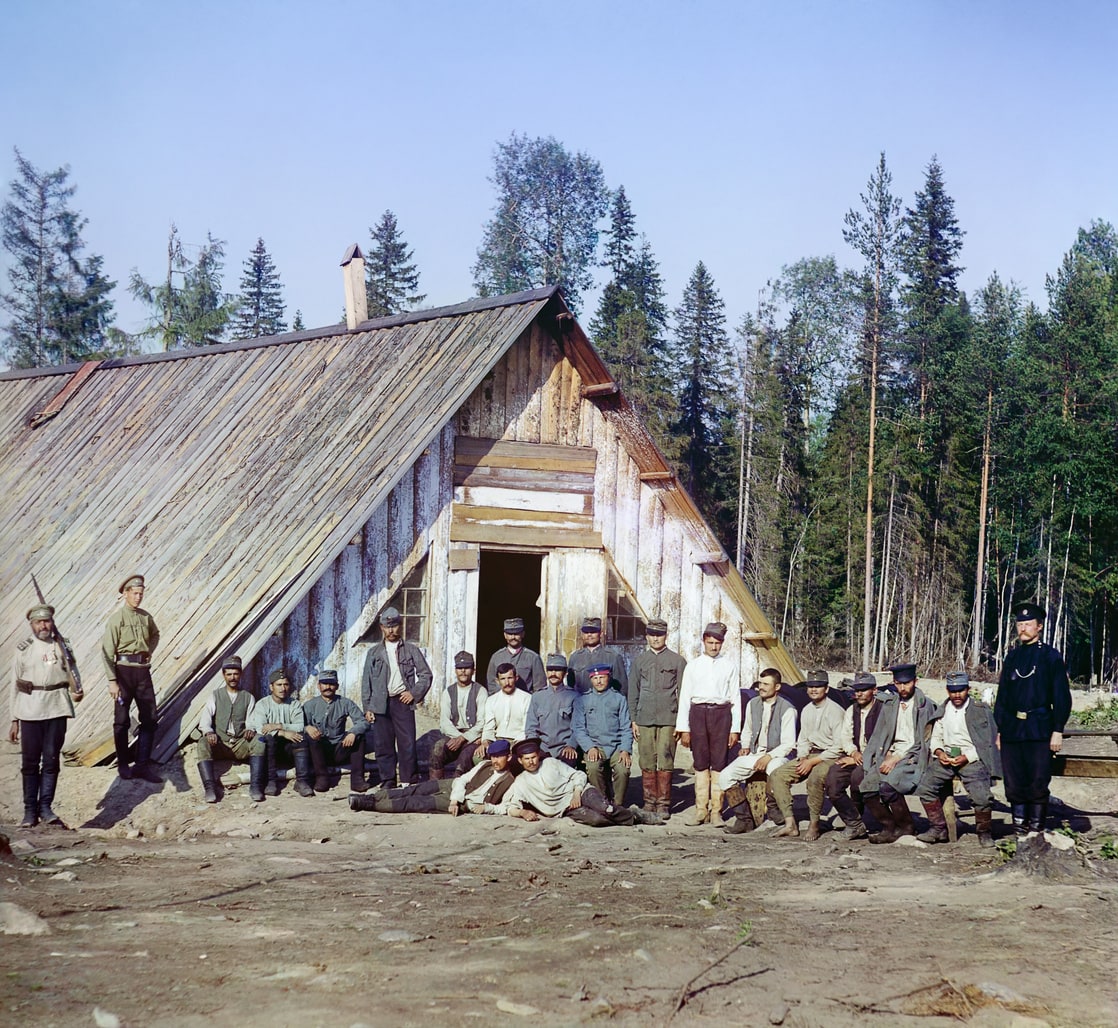 Prokudin-Gorskiy. Austrian prisoners of war near a barrack, near Kondopoga village (Republic of Karelia, Kondopoga raion), 1916.jpg