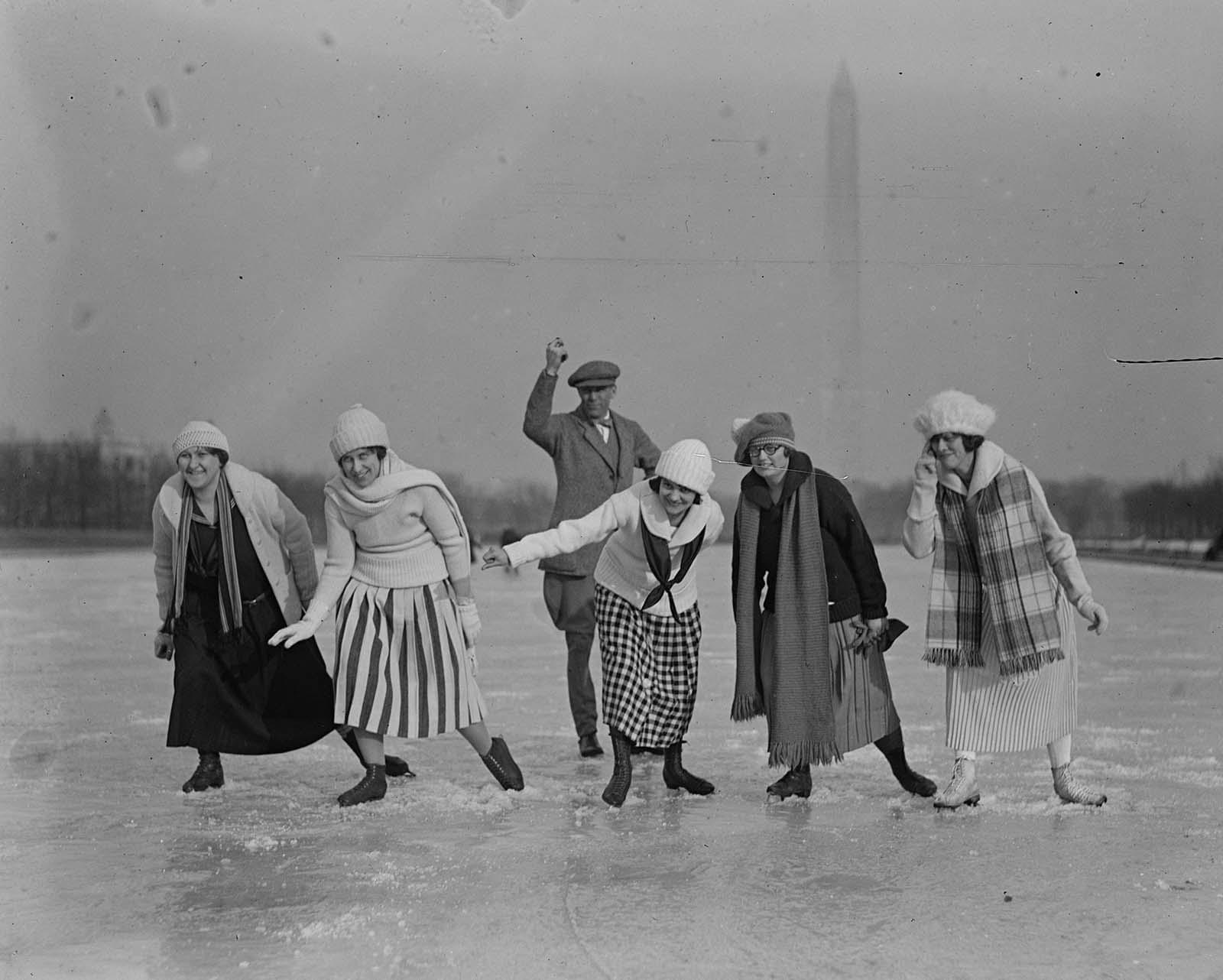 Ice Skating Race, Washington DC, 1925.jpg