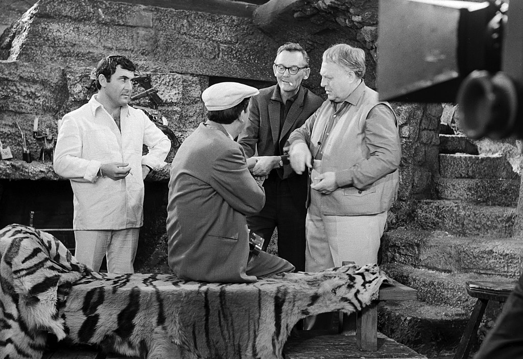 Леонид Гайдай (второй справа) на съёмках эпизода в аптеке «Чиканук», 1968.jpg