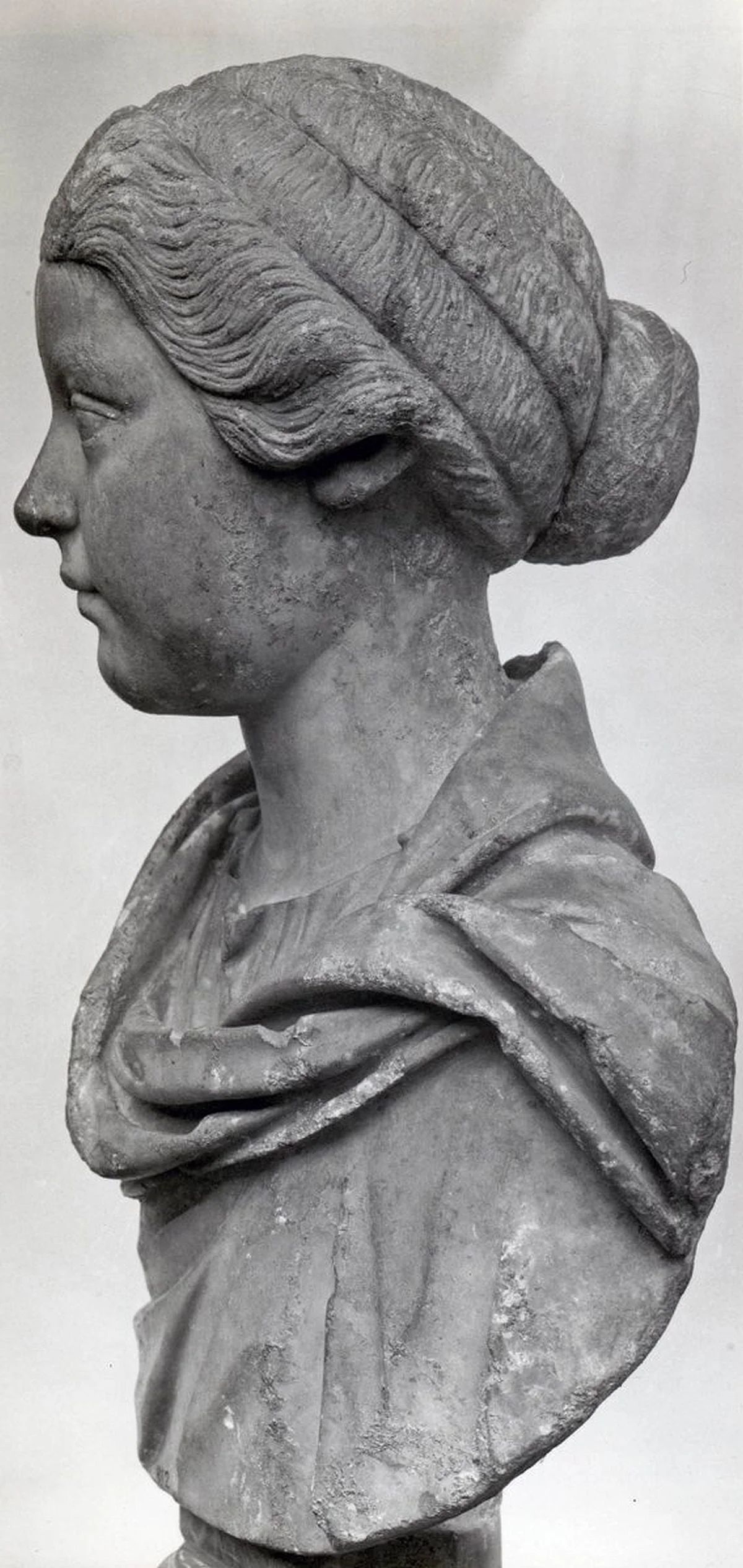 Lucilla – the daughter of Emperor Marcus Aurelius and his wife Faustina the Younger. Lucilla was born around 149 CE and the bust dates from her marriage to Lucius Verus at 17-18 in 165 CE.jpg