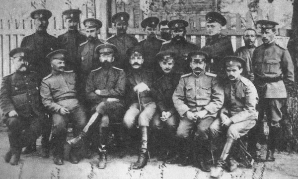 Зауряд-чиновник штаба 5-й Армии Александр Гликберг (сидит 3-й справа) среди сослуживцев. Двинск. 1915.jpg