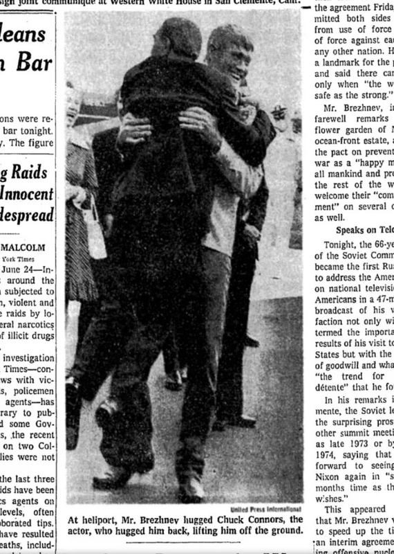 Чак Коннорс обнимает Л.И. Брежнева, 1973.jpg