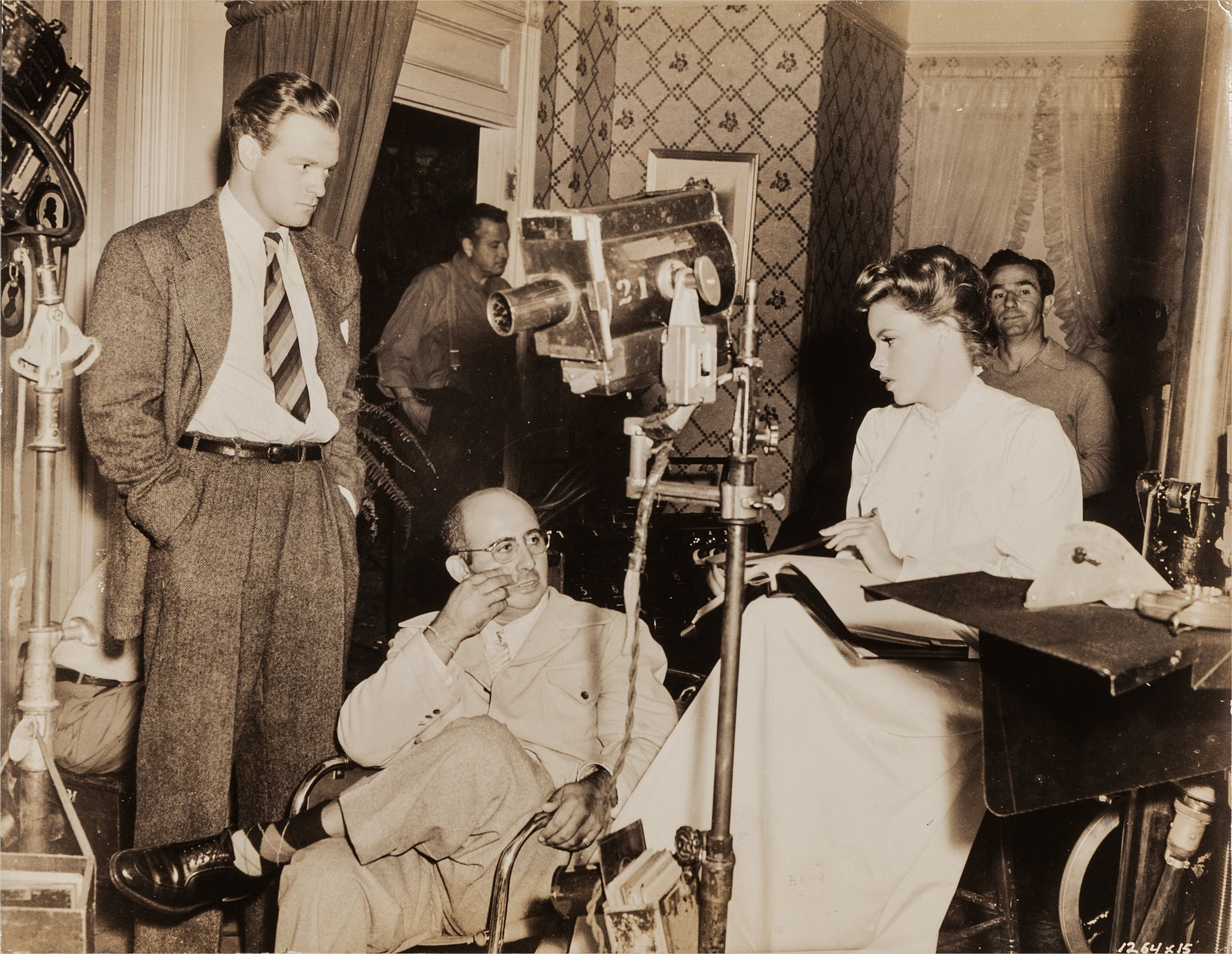 Academy Award winner, and War II Air Force combat cameraman, Van Heflin, director Norman Taurog and Judy Garland, 1948.jpg