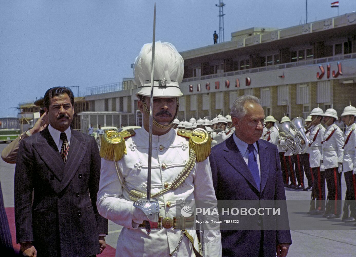 Алексей Косыгин и Саддам Хусейн обходят строй почетного караула на аэродроме. Ирак, 29.05.1976.jpg