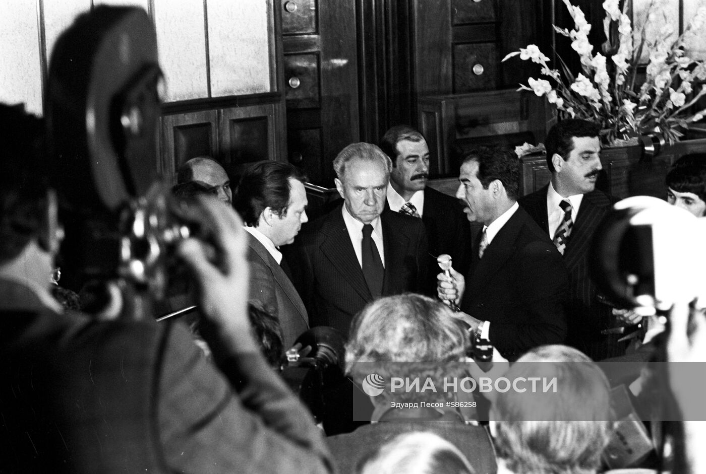 Алексей Косыгин  и Саддам Хусейн дают дают интервью советскому телевидению. Ирак,  30.05.1976.jpg