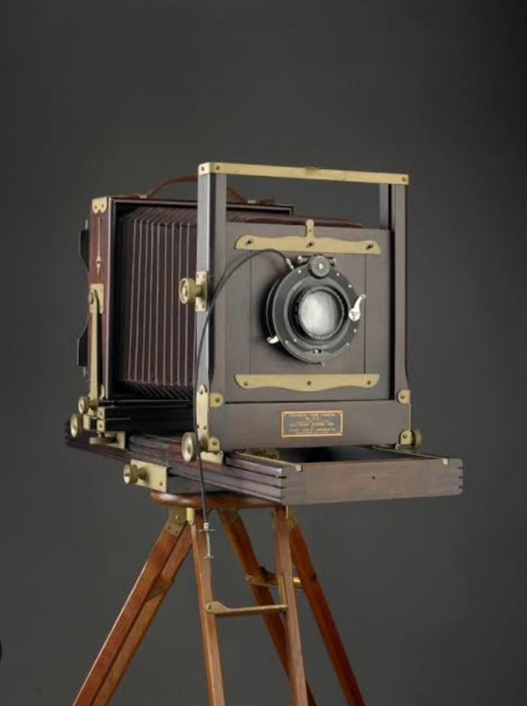 Camera used in the 1910s before Digital SLR.jpg
