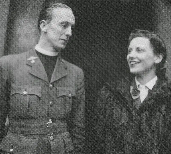 Капеллан КВВС Маркус Моррис с супругой актрисой Джессикой Даннинг, 1941—1943.jpeg