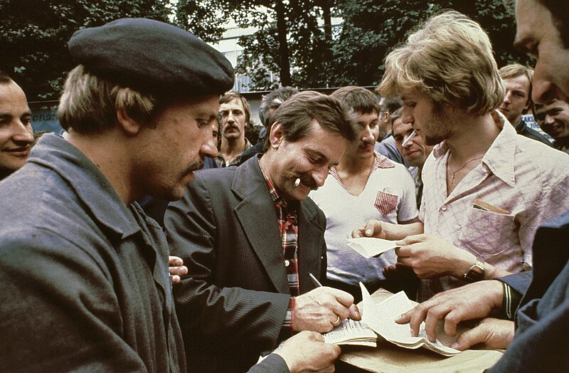 Lech Wałęsa rozdający autografy podczas strajku (1980).jpg