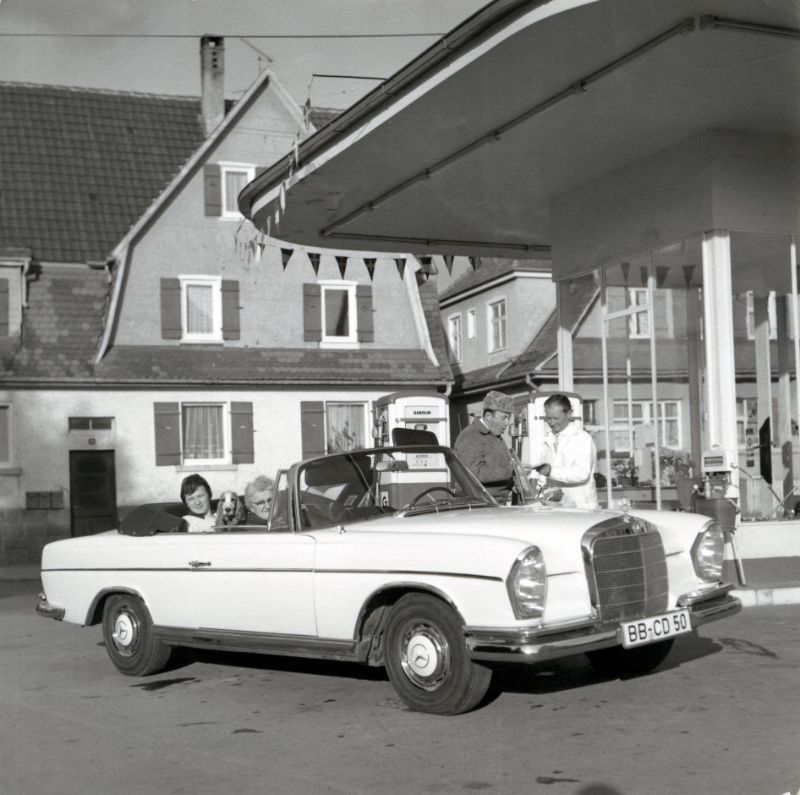 A Mercedes-Benz 300 SE Cabriolet pictured at a petrol station in the Swabian town of Böblingen. The vehicle is registered in the West German district of Böblingen, circa 1960s.jpg
