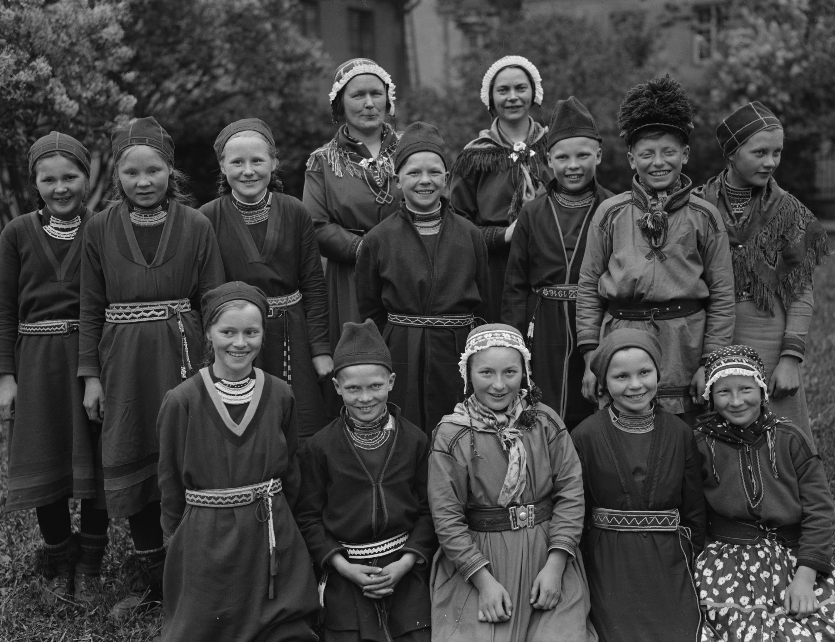 School class from Skarvsjöby school, Storuman, Västerbotten, Sweden, with their teachers Helfrid Leijer and Ester Näsvall. 1938.png