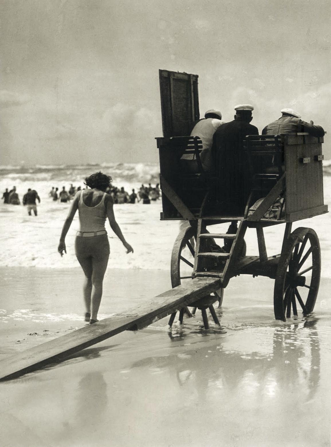 1929 A movable lifeguard tower in Germany.jpeg