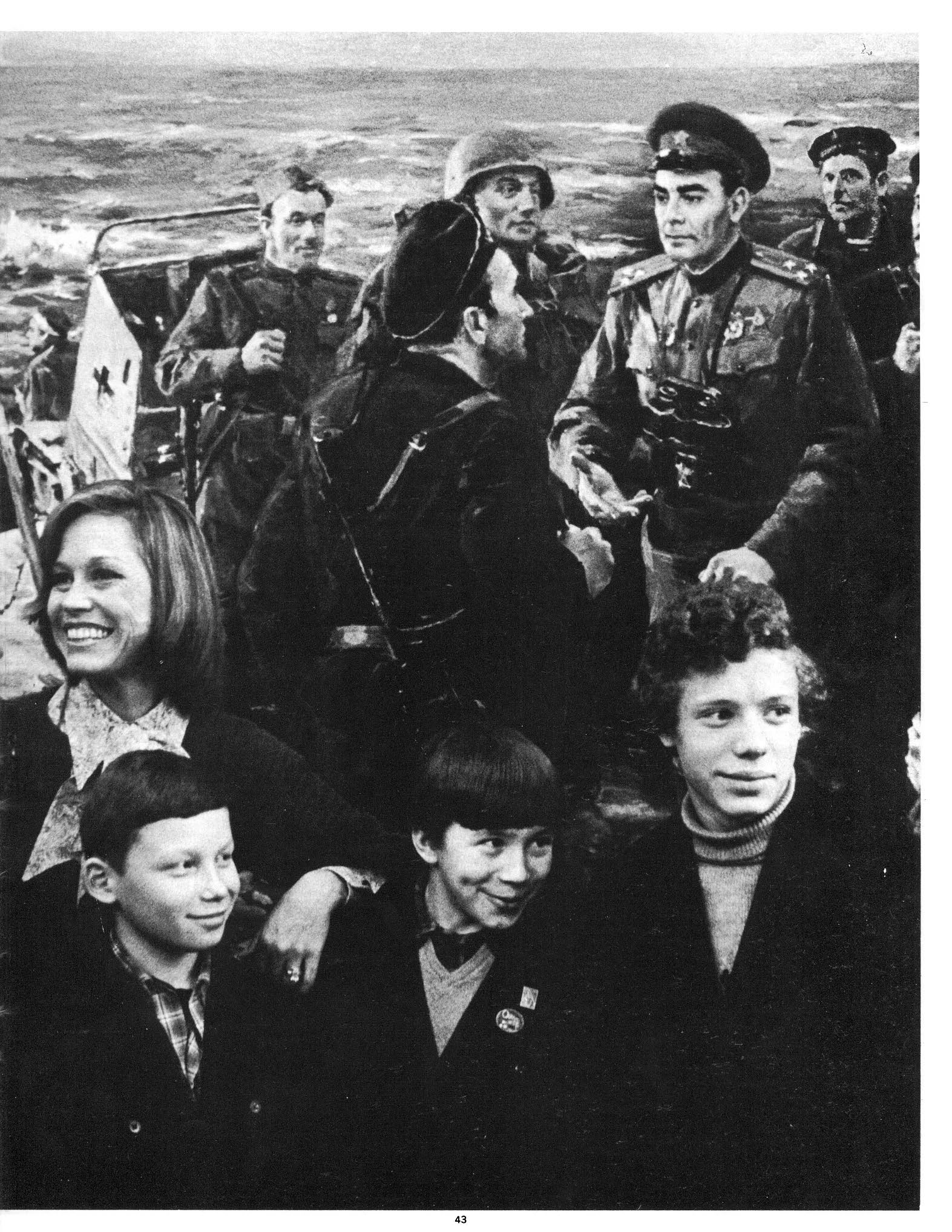 Мэри Тайлор Мур с советскими школьниками у картины про Л.И. Брежнева в ВОВ, Третьяковская галерея. Америка 1977-01 (242).jpg