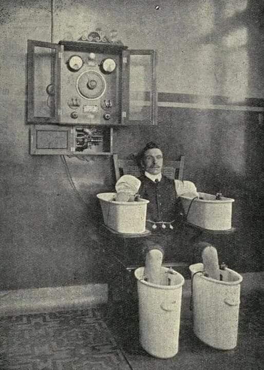 An electric bathtub from 1910.jpeg