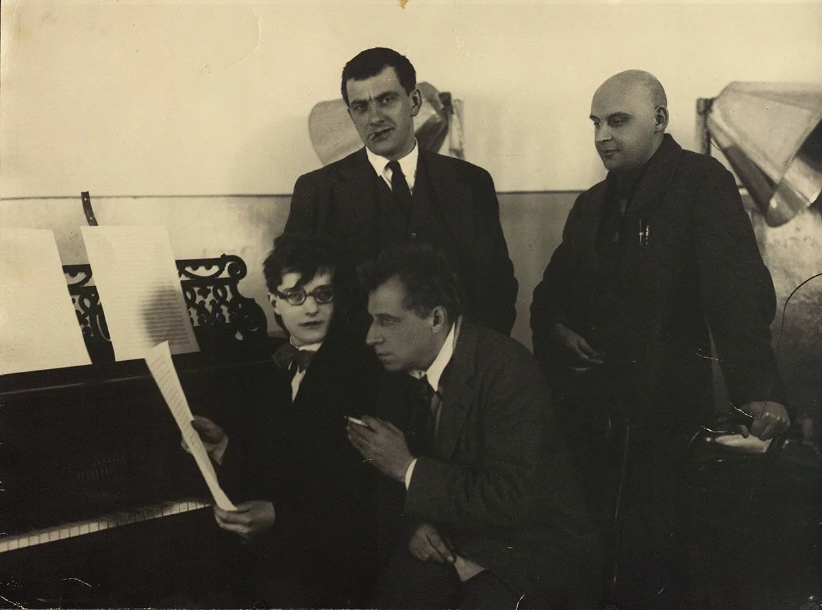 Шостакович, Мейерхольд, Маяковский и Родченко во время работы над спектаклем «Клоп», 1929.png