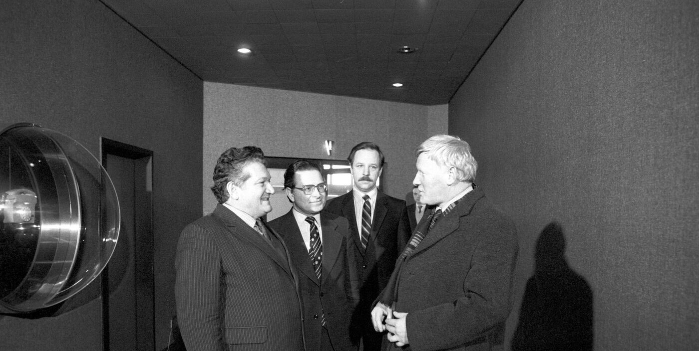 Генеральный секретарь Рабочей партии Ирландии Шон Гарланд (справа) прибыл на XXVII съезд КПСС, 1986.jpg