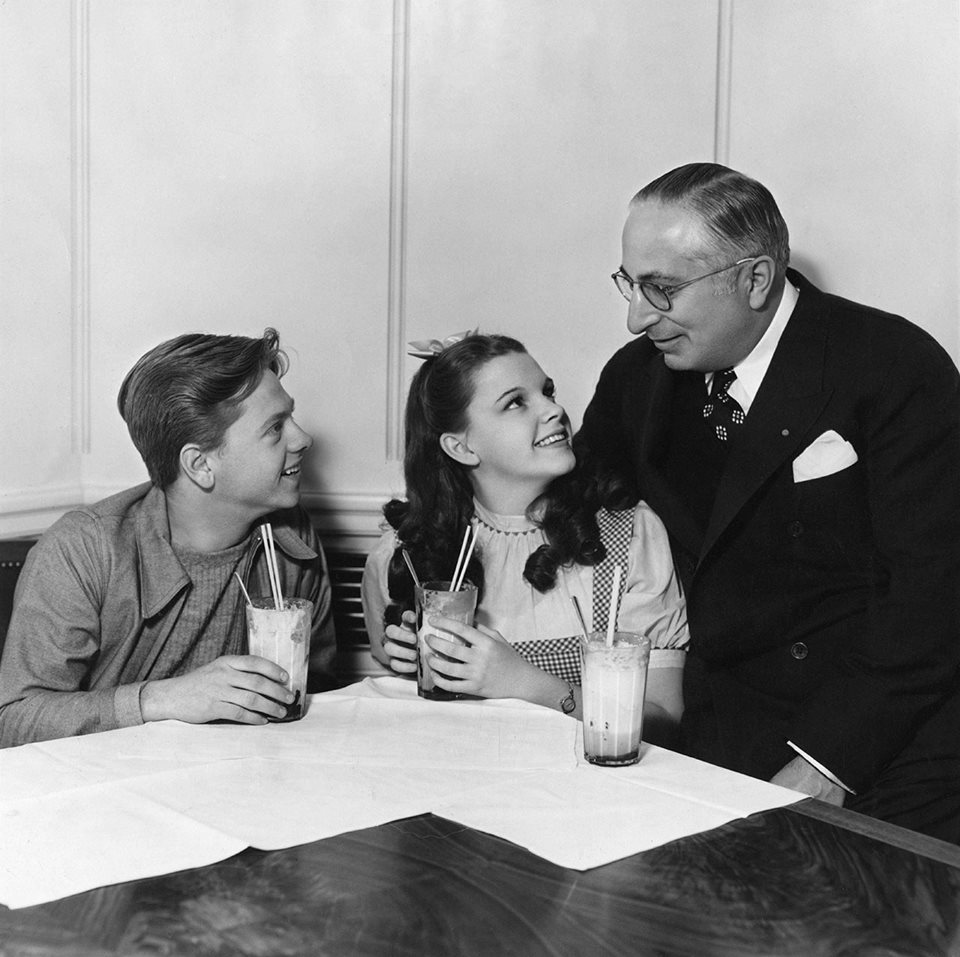 Mickey Rooney, Judy Garland and their boss, MGM head, Louis B. Mayer during the filming of The Wizard of Oz (1939).png