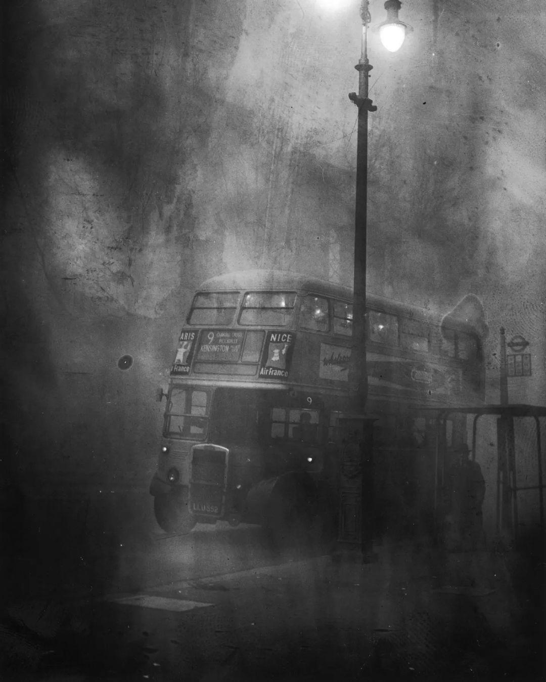 A London bus makes its way along Fleet street in heavy smog, 6th December 1952.jpeg