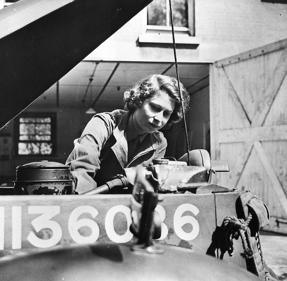 Princess Elizabeth working on a car engine, 1945.jpg
