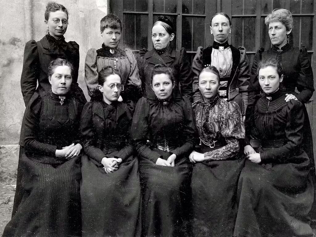 Сельма Лагерлёф (стоит вторая слева) с коллегами по начальной школе для девочек в Ландскроне, ок. 1890.jpg