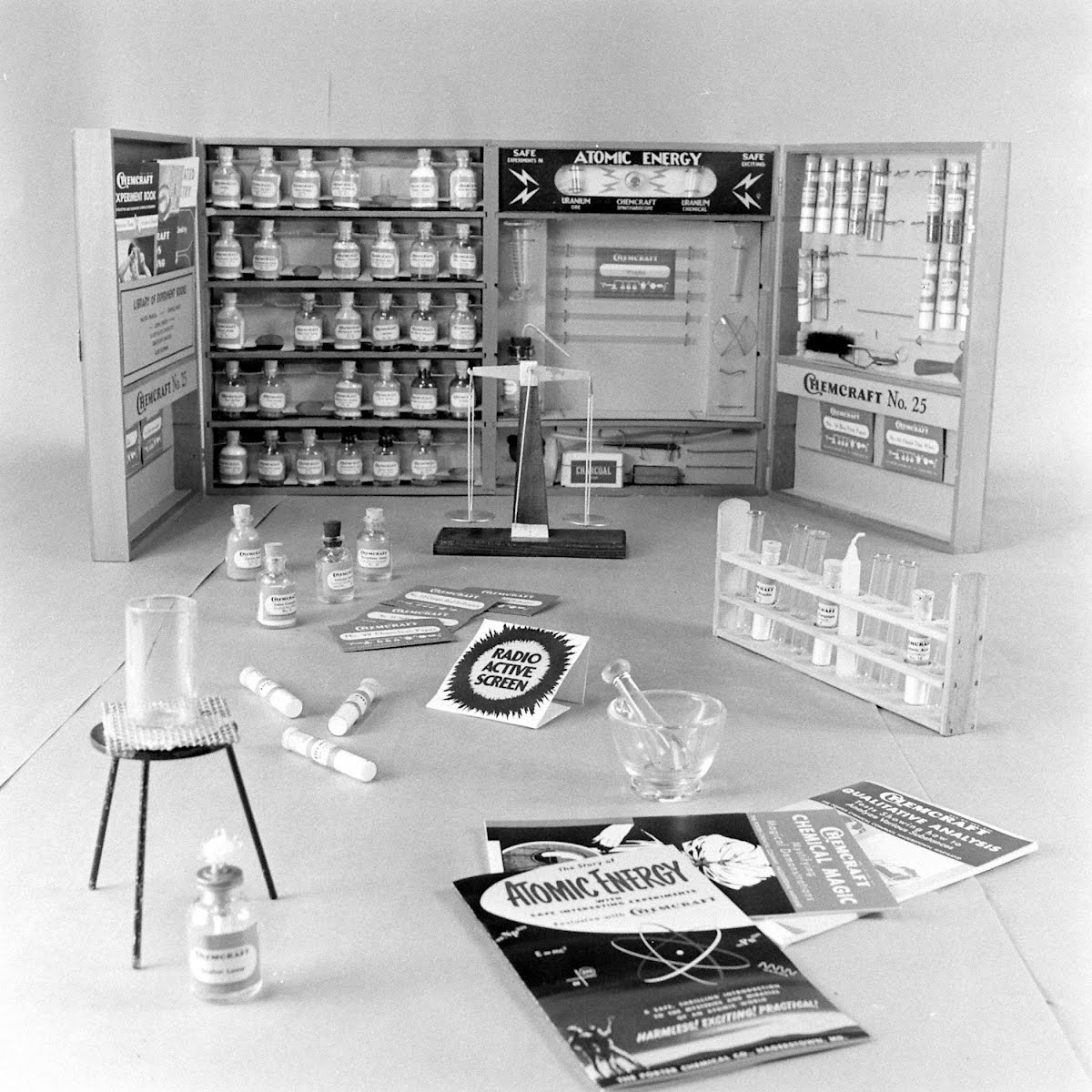 Детский подарочный набор-лаборатория для юных ученых-ядерщиков. США, 1948.jpg