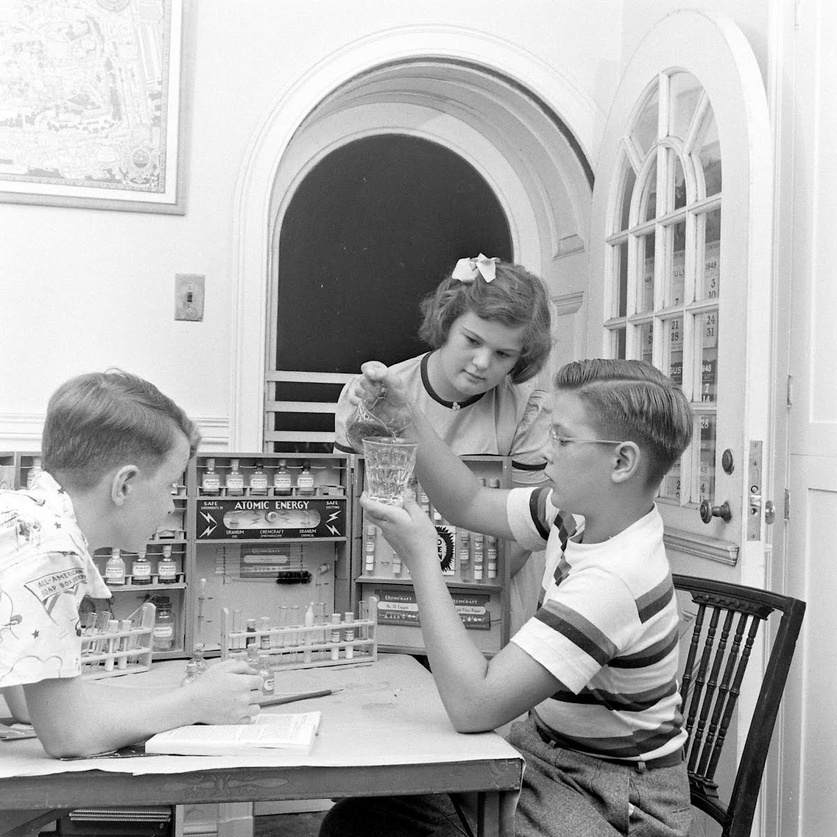 Опыты с детским подарочным набором для юных ученых-ядерщиков. США, 1948.jpg