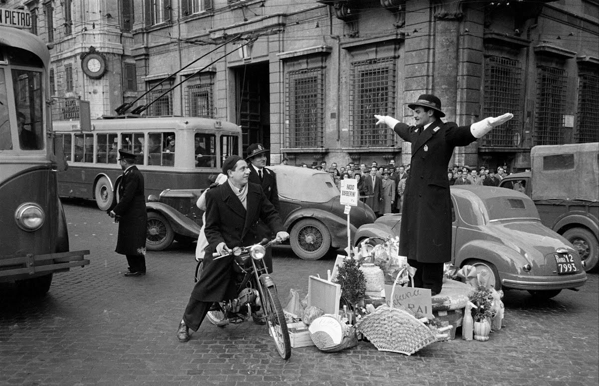 Традиционное вручение подарков сотрудникам дорожной полиции в день Крещения. Рим, 1950.jpg
