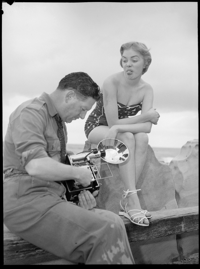 Фотограф и модель на съёмках. Австралия, 1950.jpg