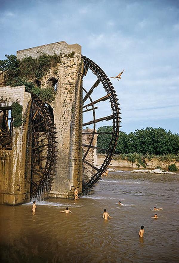 The Norias of Hama are a series of 17 norias, historic water-raising machines for irrigation, along the Orontes River in Hama, Syria.jpeg