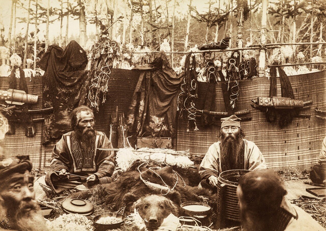 Пилсудский Б. На медвежьем празднике айнов. Третий день — день еды мяса, день гостей. Сахалин, 1902-1905.jpg