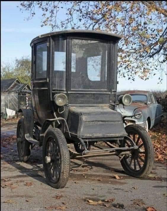 The Detroit Electric car from 1910 had a range of 100 miles and a top speed of 25 MPH.jpeg