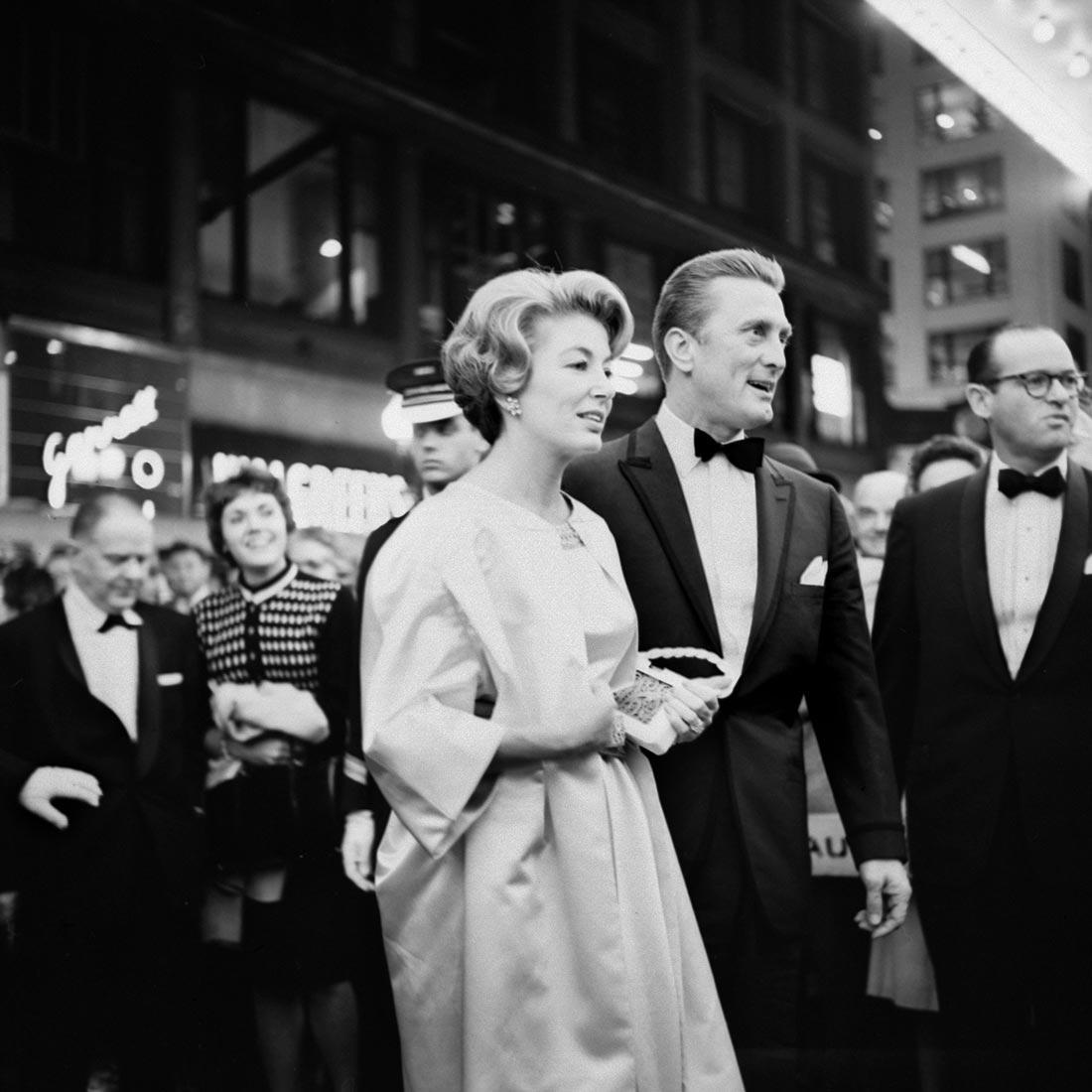 Kirk Douglas at the premiere of the Spartacus in Chicago, IL (October 13, 1960).jpeg