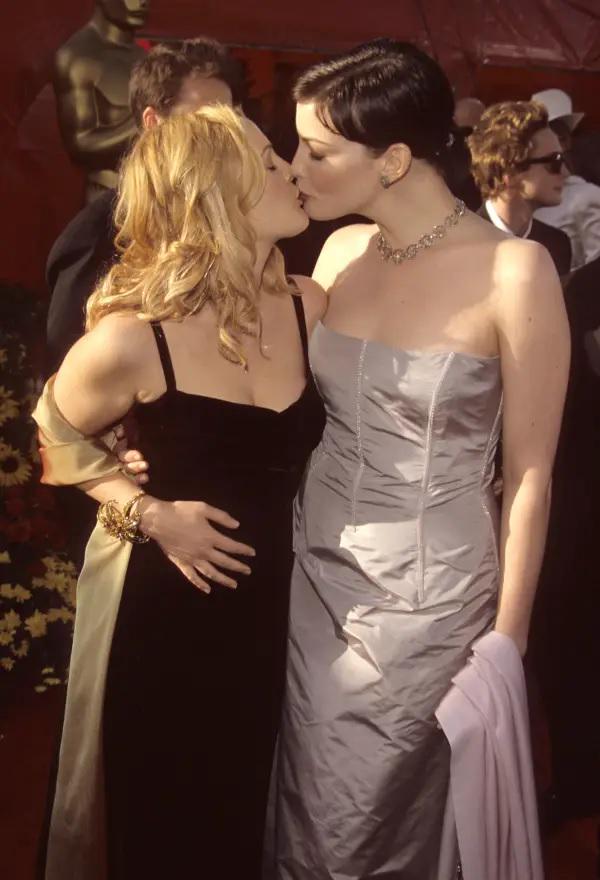 Drew Barrymore and Liv Tyler, Oscar 1999.jpeg