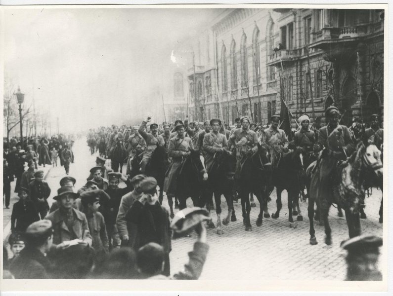 Вступление в Одессу бригады Григория Котовского, 1920.jpg