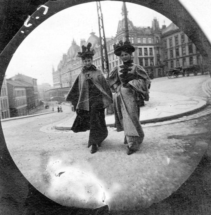A spy picture taken by a 19 year old student in Oslo, Norway in the 1890s (Oslo was called Kristiania at the time) The student who's name was Carl Størmer , took about 500 spy pictures of people in Oslo in the 1890s.jpeg