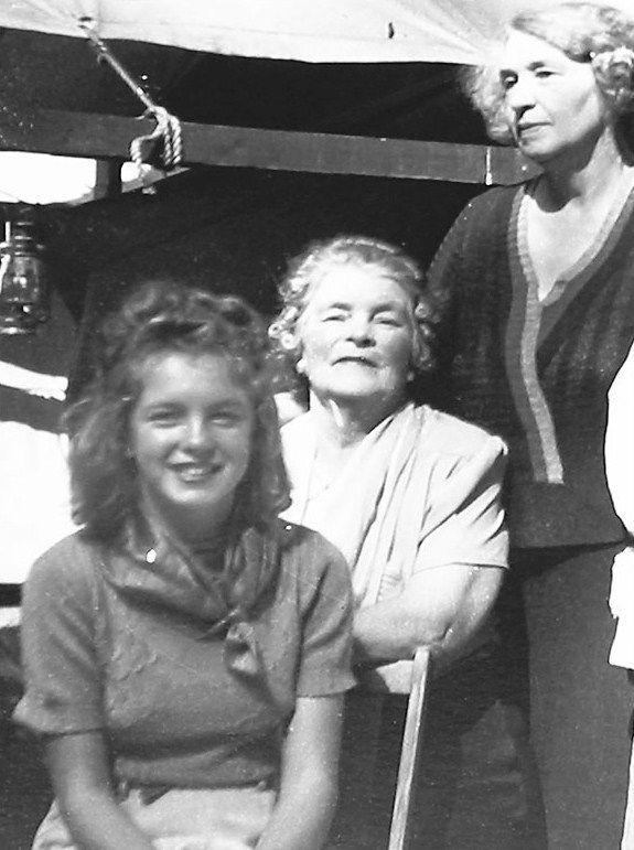 Young Norma Jeane with her Aunt Ana in 1939.jpeg