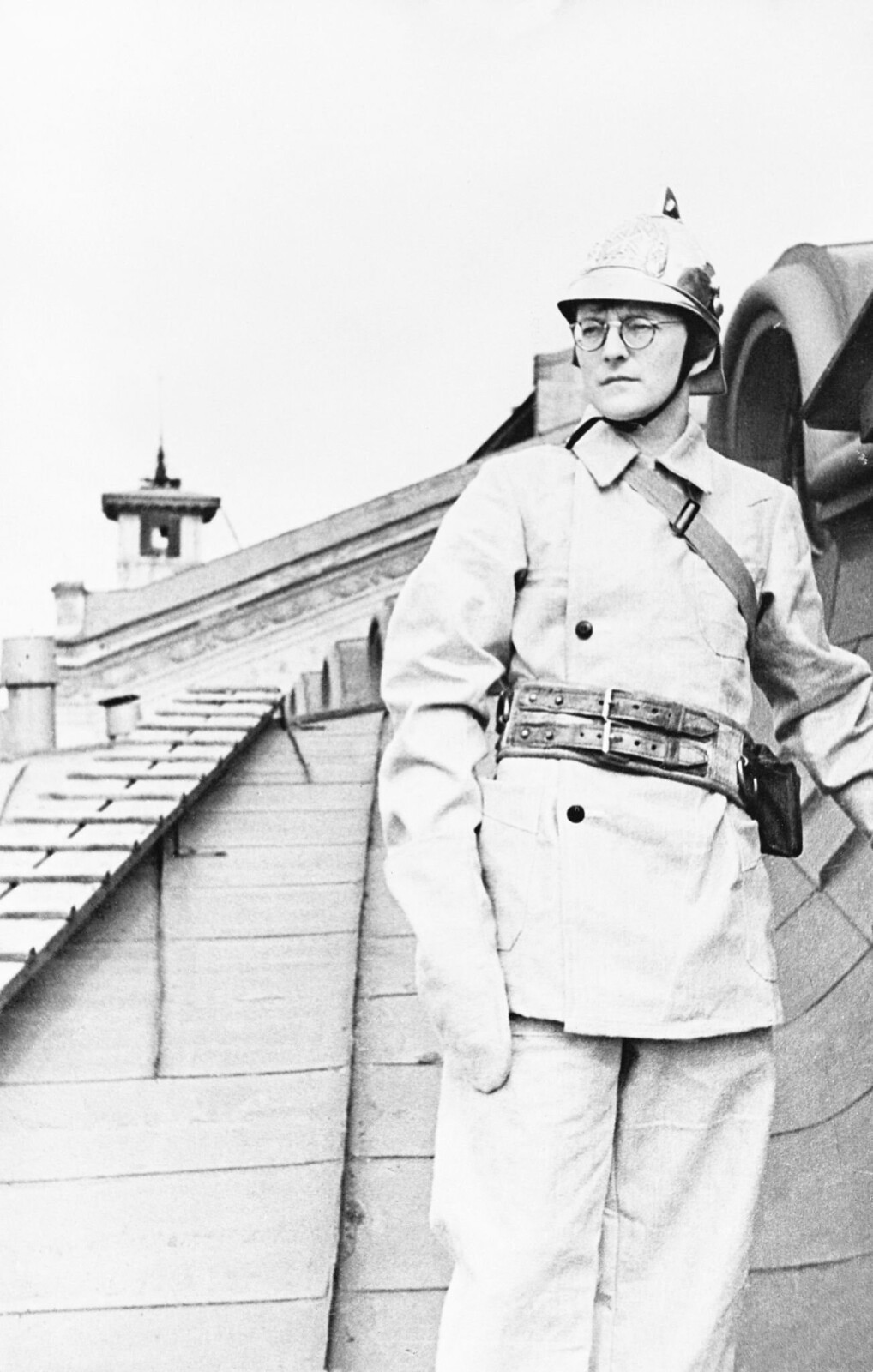 Дмитрий Шостакович  в пожарном отряде Ленинградской консерватории, 1941.jpg