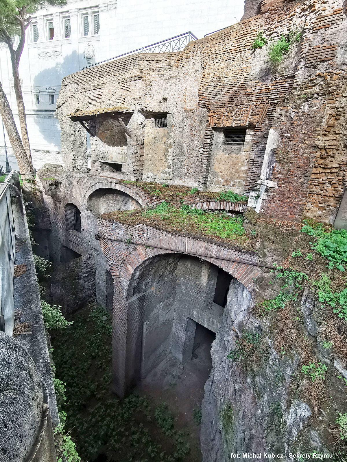 Insula Ara Coeli in Rome. The photos were taken from the level of a modern pavement; underground is a high ground floor and a mezzanine. The photos perfectly show how the ground level has risen over the centuries.jpeg