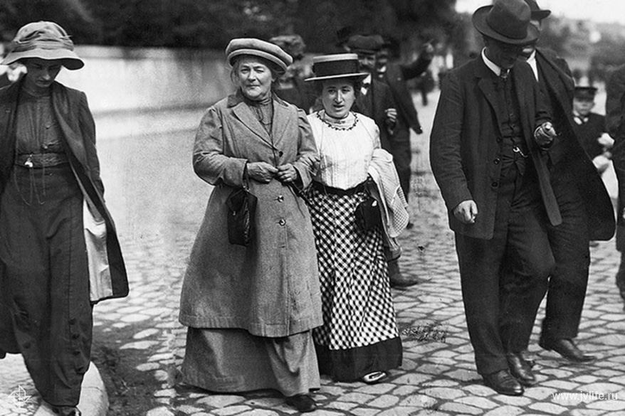 Klara Zetkin and Rosa Luxemburg on the way to a SPD-party convention in Magdeburg. 24.09.1910.jpg
