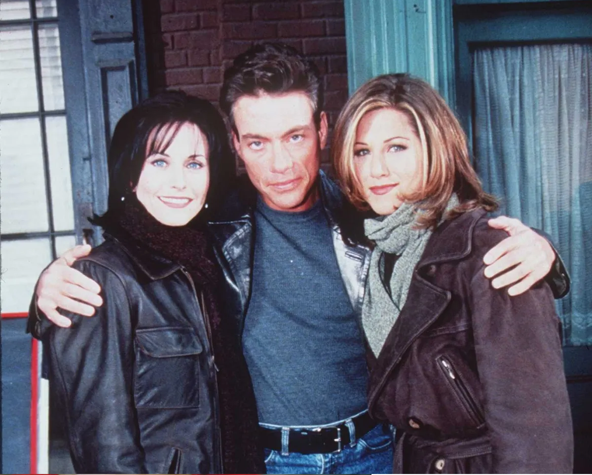 Courteney Cox, Jean-Claude Van Damme and Jennifer Aniston (1996).png