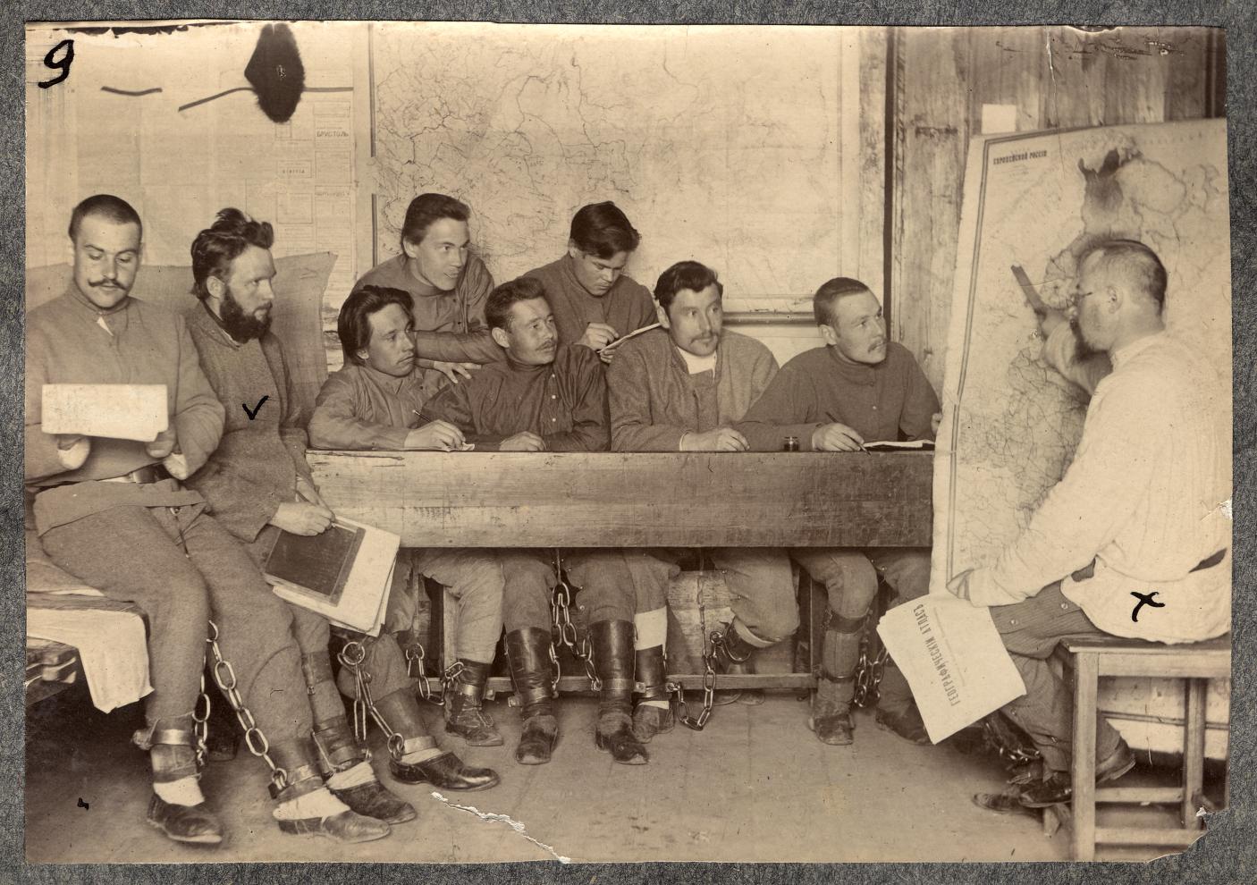 Каторжане на занятиях по географии. Забайкалье, Акатуйская каторга, 1906-1911.jpg