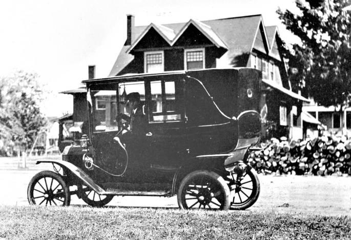 A taxicab driver in Salem, Oregon in 1911.jpeg