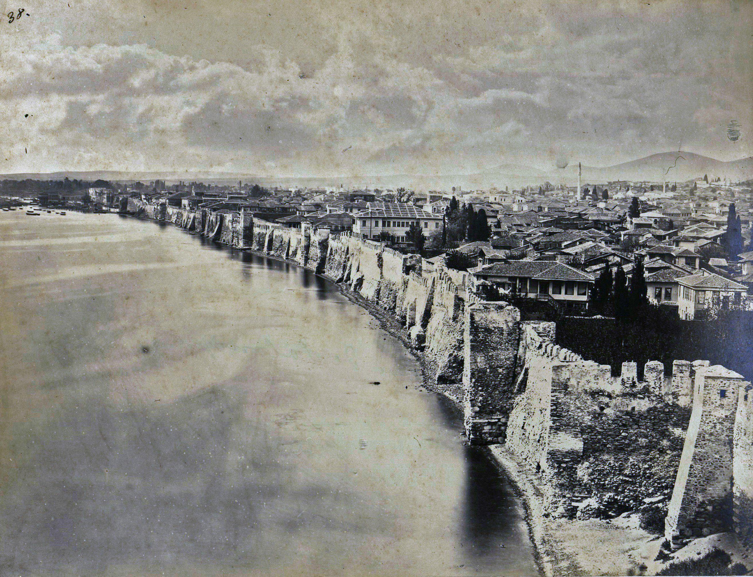 An old photo of the 4th century CE Byzantine Sea Walls of Thessaloniki, in Greece, taken in 1860. The walls were demolished as part of the Ottoman authorities' restructuring of Thessaloniki's urban fabric.jpeg