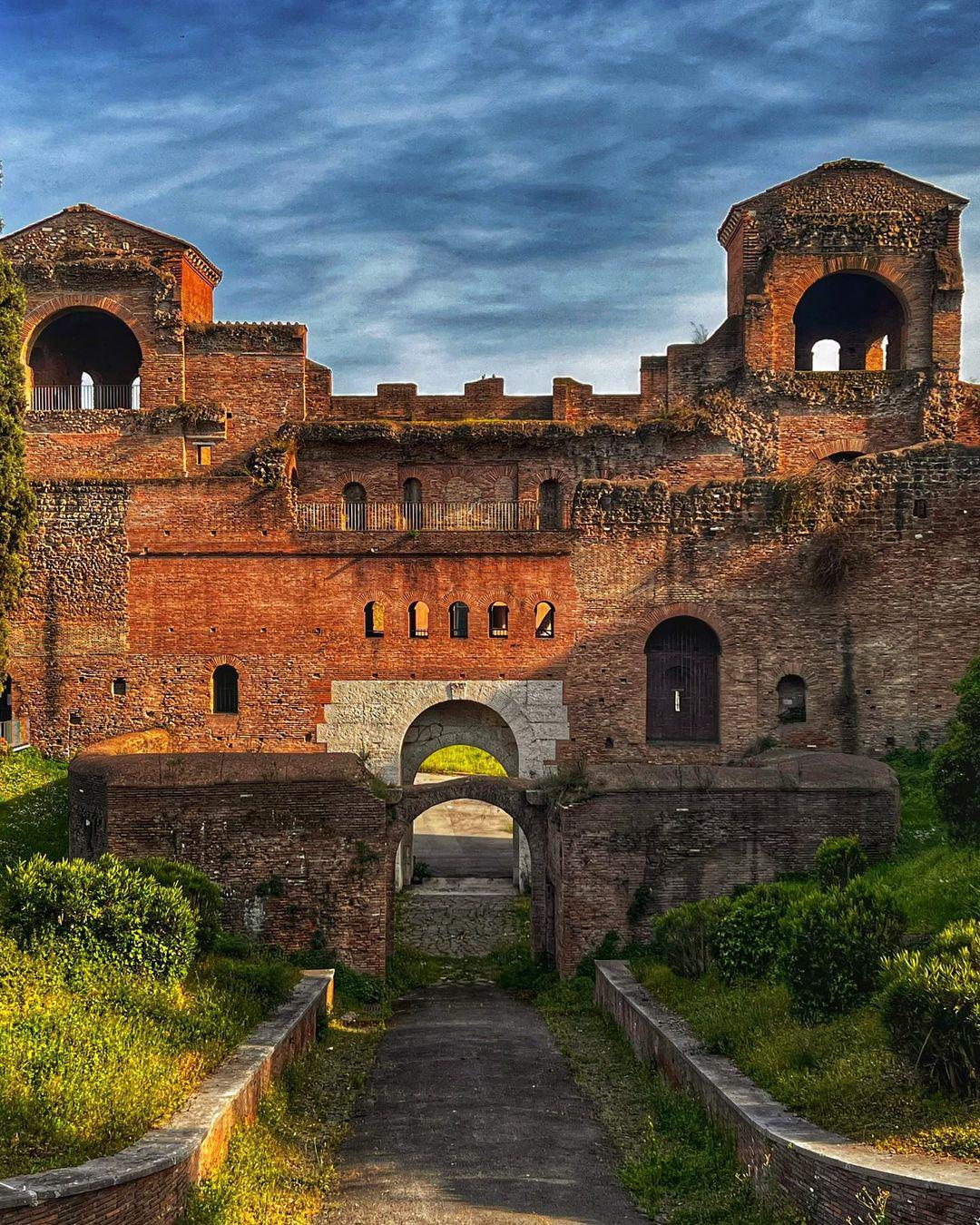 Internal facade of the Porta Asinaria, a gate in the Aurelian Walls of Rome. Built in 271-275 CE at the same time as the Wall itself.jpeg