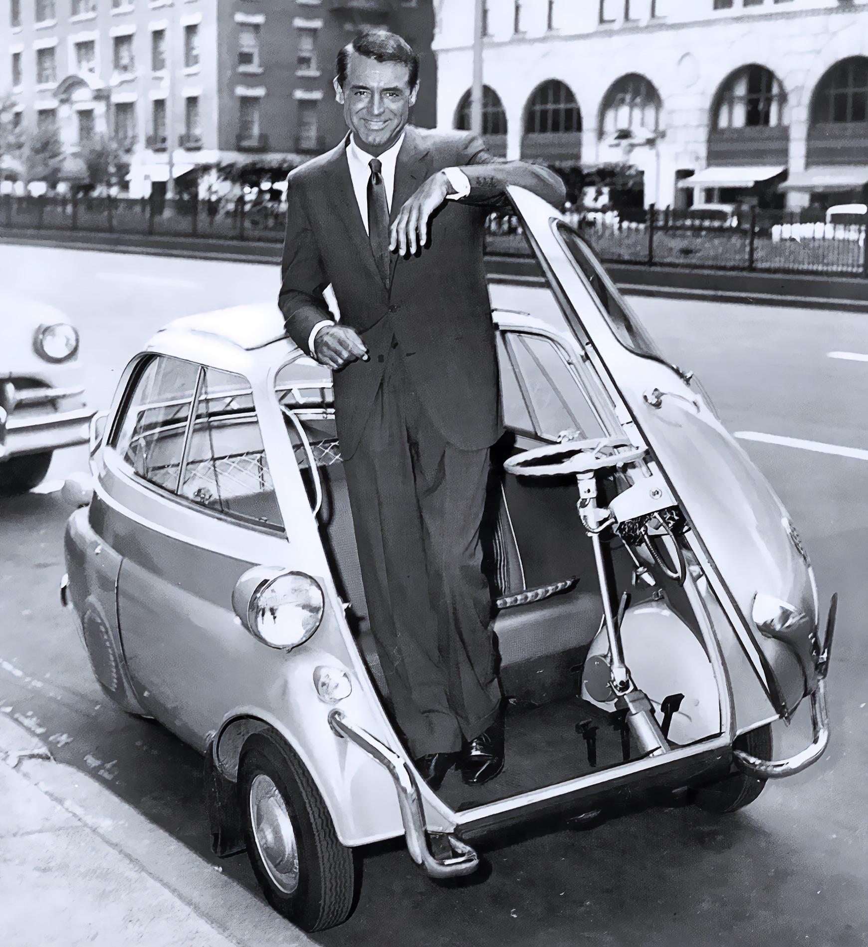 Cary Grant pictured in a BMW Isetta (1955).jpeg