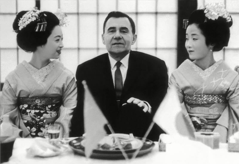USSR Foreign Minister Andrei Gromyko with geishas during his first visit to Japan, 1962.jpg