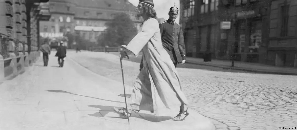 An unidentified man takes a stroll through Berlin, 1907.jpeg