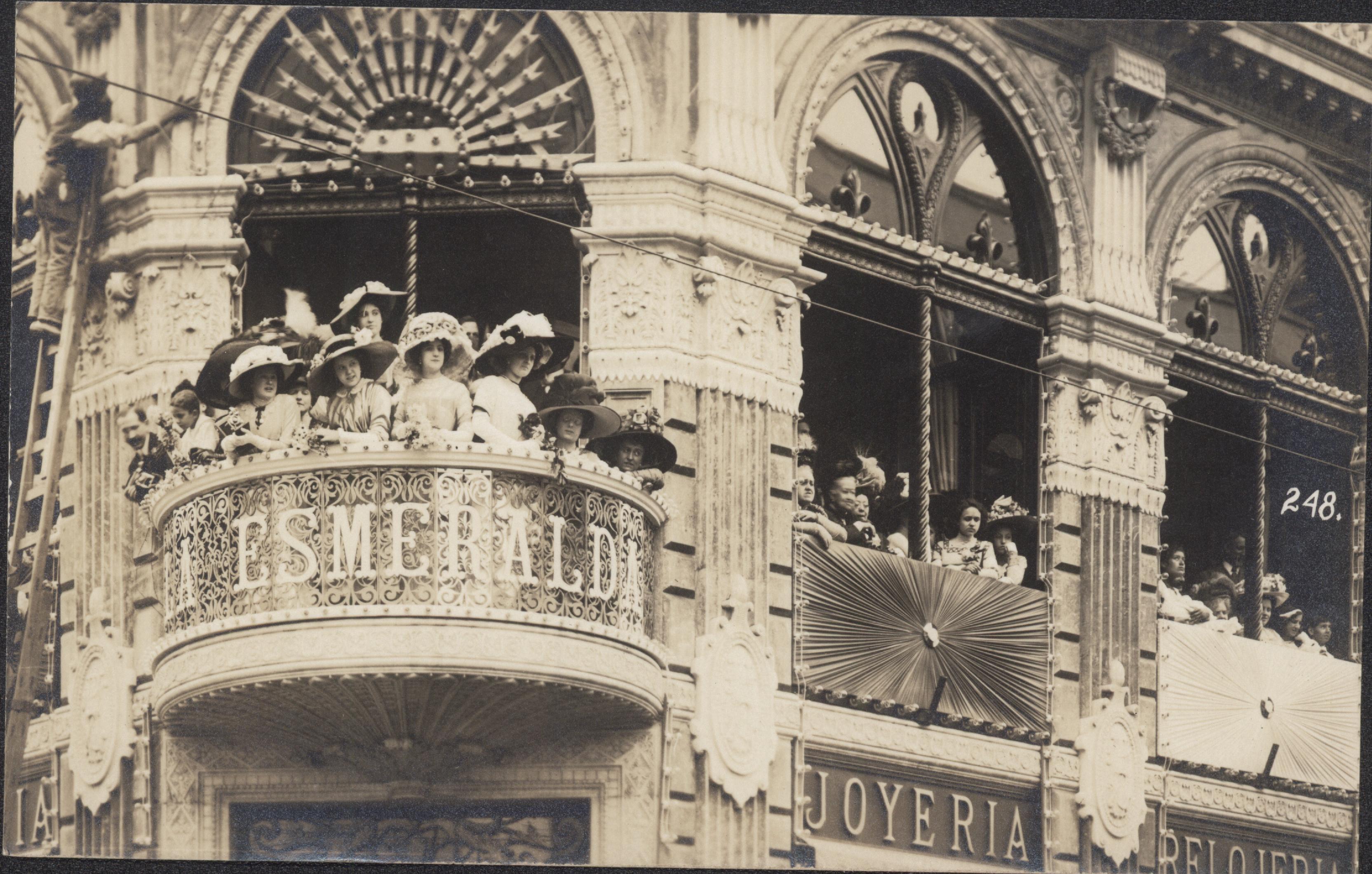 Early XX century in Mexico City (that building still stands almost unchanged).jpeg