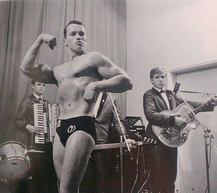 15 years old Arnold Schwarzenegger at body building competition in Austria.jpeg