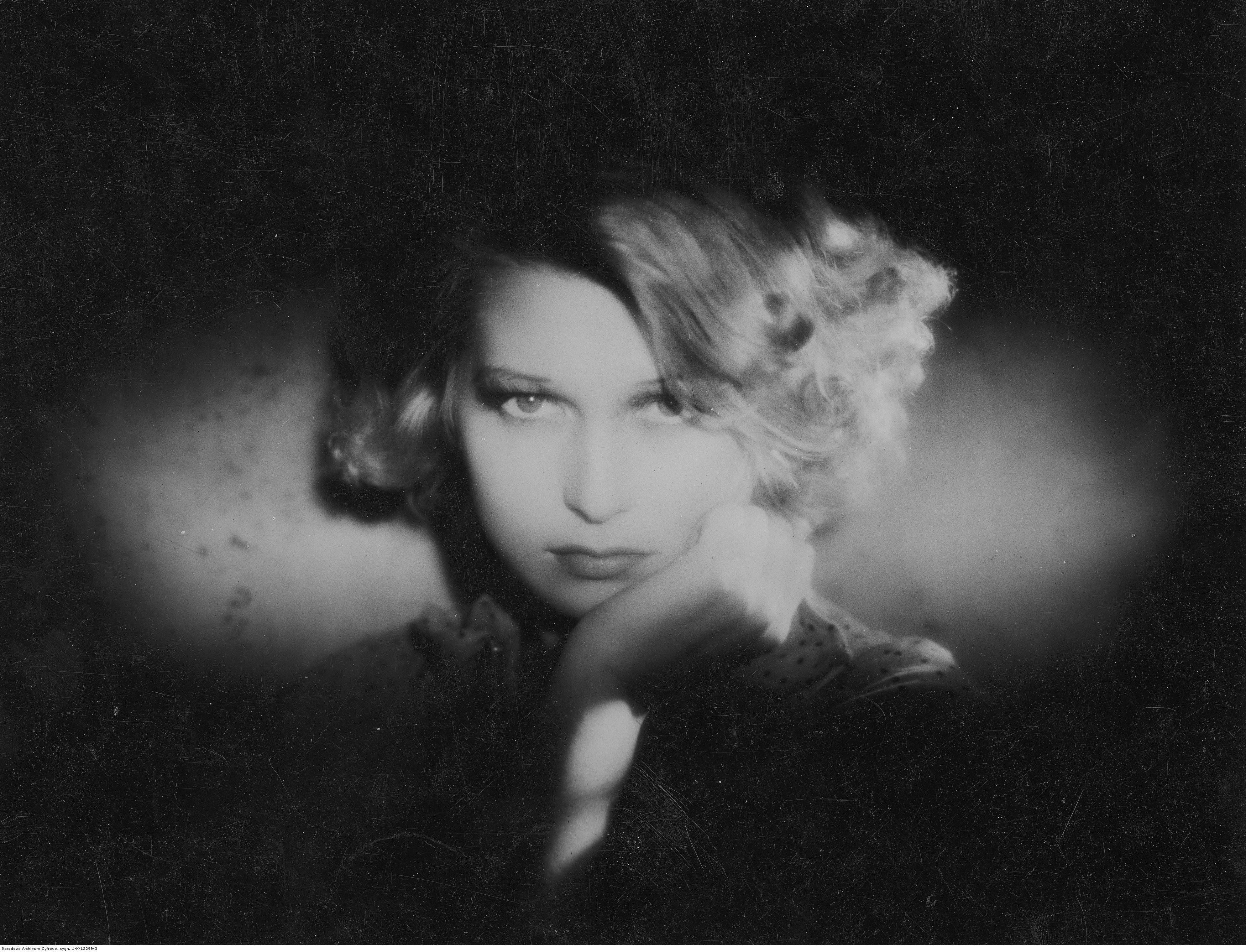 Promotional 1937 cinema photograph of actress Ina Benita (actually Ina Scudder, de domo Inna Florow-Bułhak), for the 1938 film Ludzie Wisły.jpeg