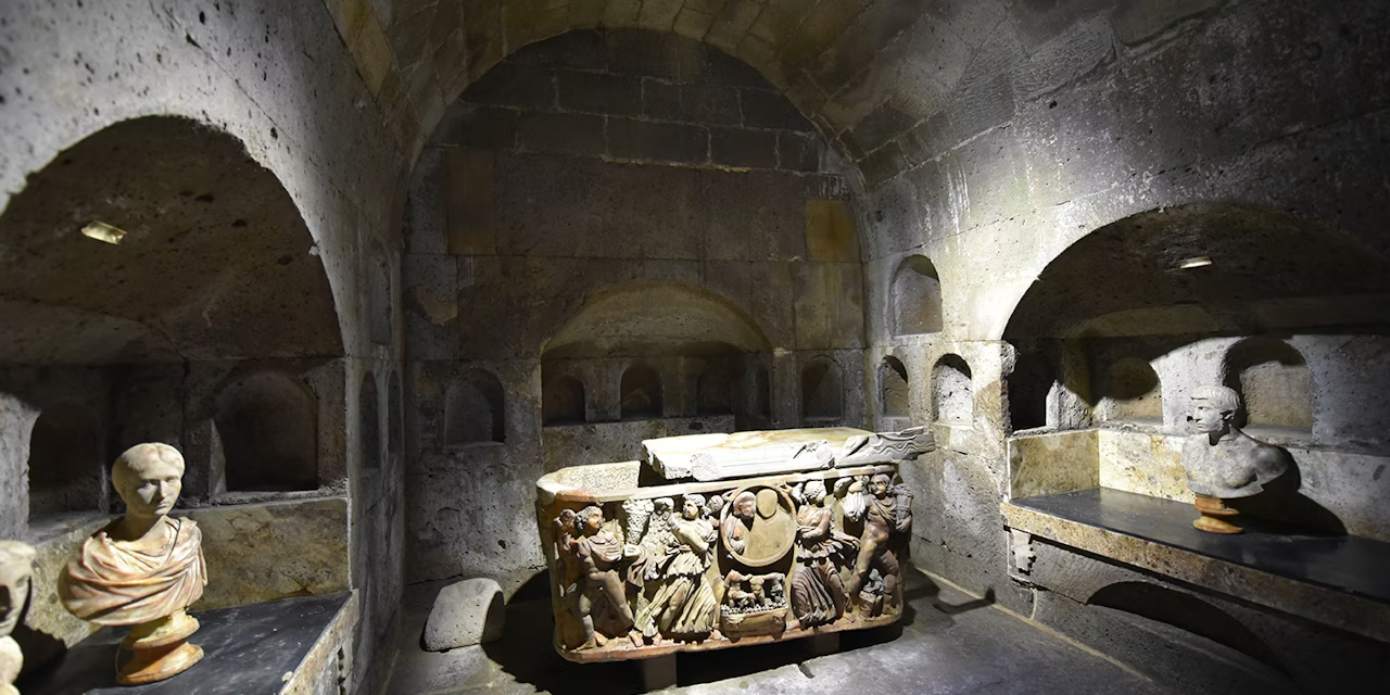 This Roman chamber grave found in 1843 in Weiden (today Cologne), dated back to the 2nd century AD. The sarcophagus and busts are made of Carrara marble which is found in Tuscany.png